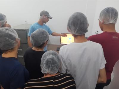 Alunos do CEEP de Laranjeiras do Sul conhecem processo de industrializaÃ§Ã£o da farinha Trigosel